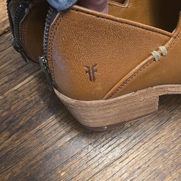 Frye Men's Tan Leather Shoes - Picture 4 of 8